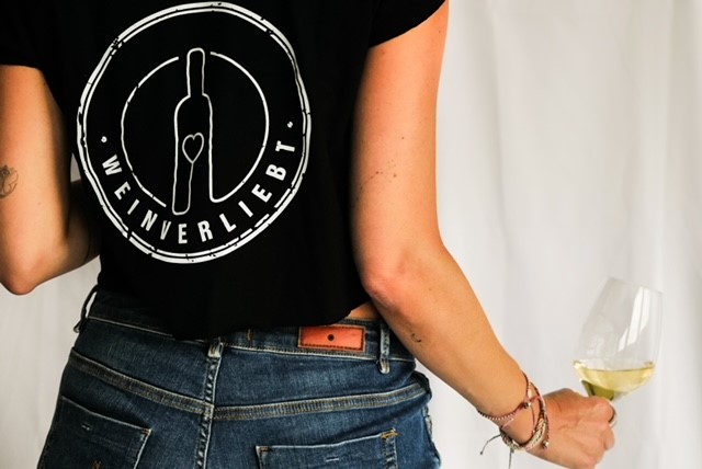 Bührmann T-Shirt Schwarz | "Weinverliebt" Druck: Weiss | Gr. XS 100% Baumwolle