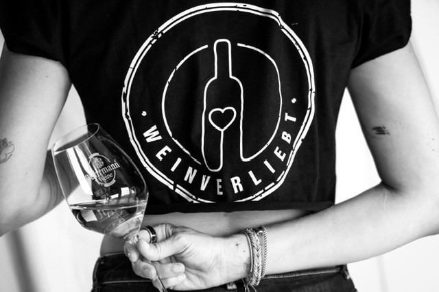 Bührmann T-Shirt Schwarz | "Weinverliebt" Druck: PINK | Gr. XXXL 100% Baumwolle